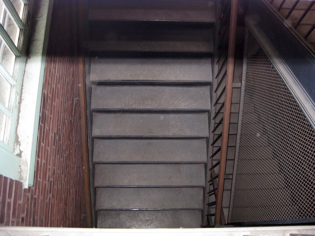 bldg_32_s09.jpg